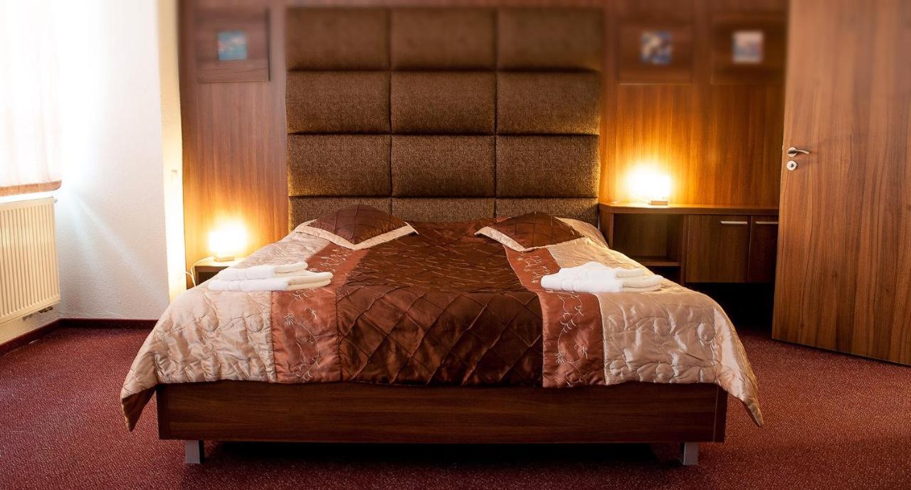 Hotel Branc, Garni Senica Eksteriør bilde