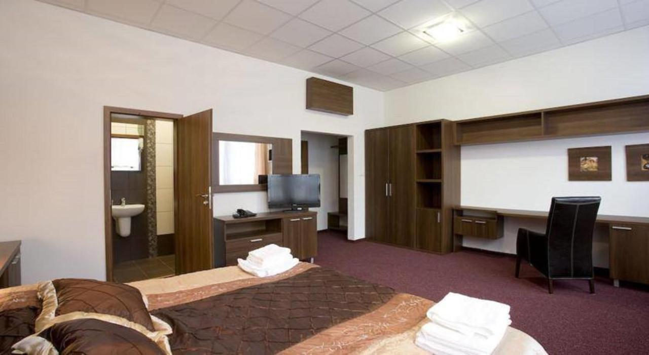 Hotel Branc, Garni Senica Eksteriør bilde