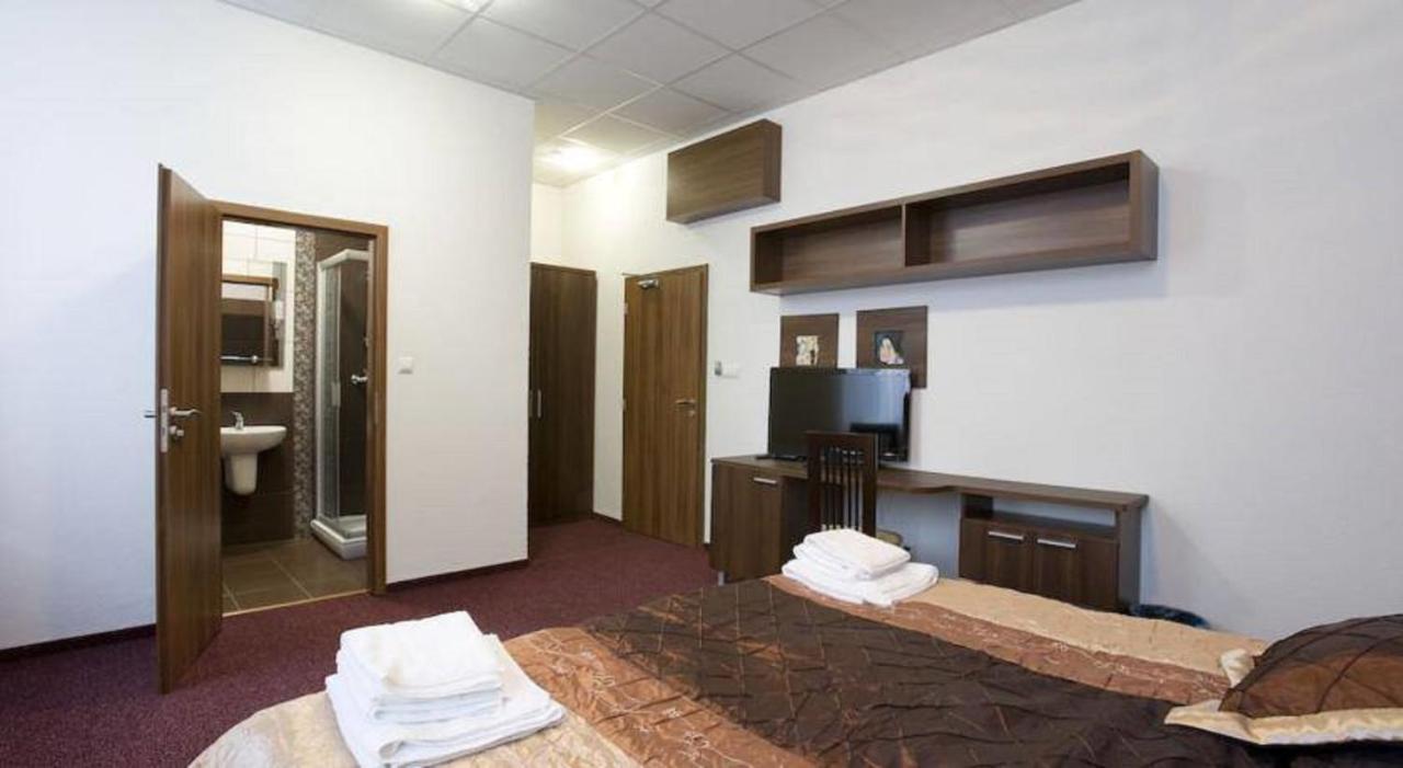 Hotel Branc, Garni Senica Eksteriør bilde